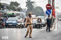 Ảnh: Người dân đeo khẩu trang kín mít, đổ về Thủ đô sau nghỉ Tết