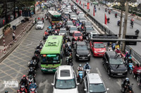 Ảnh: Người dân đeo khẩu trang kín mít, đổ về Thủ đô sau nghỉ Tết