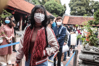 Hà Nội: Người dân thực hiện nghiêm biện pháp phòng dịch Covid-19 ngày mùng 1 Tết Tân Sửu 