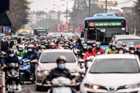 Ảnh: Người dân đeo khẩu trang kín mít, đổ về Thủ đô sau nghỉ Tết