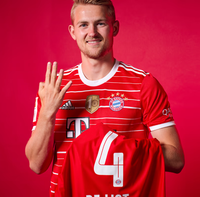 De Ligt tình tứ bên bạn gái bằng tuổi khi ra mắt Bayern