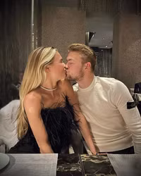 De Ligt tình tứ bên bạn gái bằng tuổi khi ra mắt Bayern