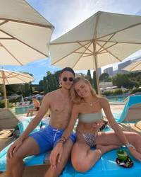 De Ligt tình tứ bên bạn gái bằng tuổi khi ra mắt Bayern