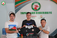 Đặng Văn Lâm đi cùng bạn gái ra mắt CLB Bình Định