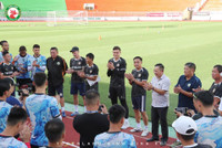 Đặng Văn Lâm đi cùng bạn gái ra mắt CLB Bình Định