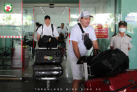 Đặng Văn Lâm đi cùng bạn gái ra mắt CLB Bình Định