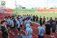 Đặng Văn Lâm đi cùng bạn gái ra mắt CLB Bình Định