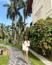 Vòng eo con kiến và đôi chân dài miên man của bạn gái Đoàn Văn Hậu