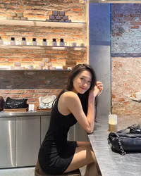 Vòng eo con kiến và đôi chân dài miên man của bạn gái Đoàn Văn Hậu