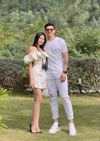 Vòng eo con kiến và đôi chân dài miên man của bạn gái Đoàn Văn Hậu