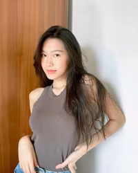 Vòng eo con kiến và đôi chân dài miên man của bạn gái Đoàn Văn Hậu