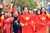 1000 phụ nữ diễu hành áo dài và xếp hình bản đồ Việt Nam tại phố đi bộ hồ Gươm 