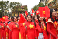 1000 phụ nữ diễu hành áo dài và xếp hình bản đồ Việt Nam tại phố đi bộ hồ Gươm 