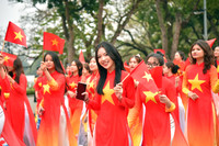 1000 phụ nữ diễu hành áo dài và xếp hình bản đồ Việt Nam tại phố đi bộ hồ Gươm 