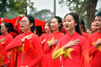 1000 phụ nữ diễu hành áo dài và xếp hình bản đồ Việt Nam tại phố đi bộ hồ Gươm 