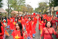 1000 phụ nữ diễu hành áo dài và xếp hình bản đồ Việt Nam tại phố đi bộ hồ Gươm 