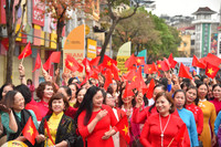 1000 phụ nữ diễu hành áo dài và xếp hình bản đồ Việt Nam tại phố đi bộ hồ Gươm 