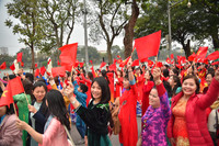 1000 phụ nữ diễu hành áo dài và xếp hình bản đồ Việt Nam tại phố đi bộ hồ Gươm 