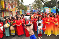 1000 phụ nữ diễu hành áo dài và xếp hình bản đồ Việt Nam tại phố đi bộ hồ Gươm 