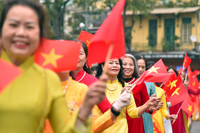 1000 phụ nữ diễu hành áo dài và xếp hình bản đồ Việt Nam tại phố đi bộ hồ Gươm 