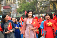 1000 phụ nữ diễu hành áo dài và xếp hình bản đồ Việt Nam tại phố đi bộ hồ Gươm 