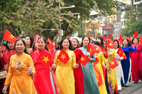 1000 phụ nữ diễu hành áo dài và xếp hình bản đồ Việt Nam tại phố đi bộ hồ Gươm 