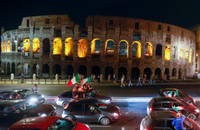 [ẢNH] Tuyển Italia phấn khích mang cúp vô địch về Rome