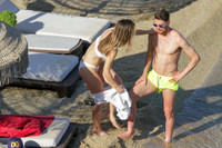 [ẢNH] Nhà vô địch EURO nghỉ xả hơi bên nữ ca sĩ sexy