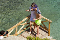 [ẢNH] Nhà vô địch EURO nghỉ xả hơi bên nữ ca sĩ sexy