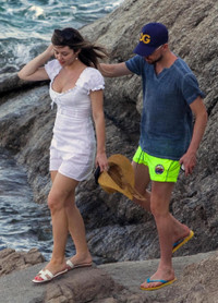 [ẢNH] Nhà vô địch EURO nghỉ xả hơi bên nữ ca sĩ sexy