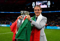 [ẢNH] Tuyển Italia phấn khích mang cúp vô địch về Rome