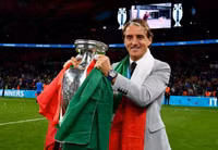 [ẢNH] Tuyển Italia phấn khích mang cúp vô địch về Rome