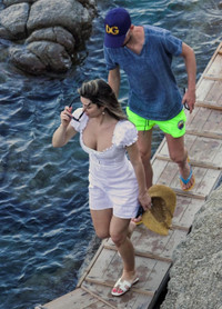 [ẢNH] Nhà vô địch EURO nghỉ xả hơi bên nữ ca sĩ sexy