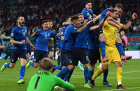 [ẢNH] Tuyển Italia phấn khích mang cúp vô địch về Rome