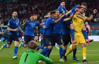 [ẢNH] Tuyển Italia phấn khích mang cúp vô địch về Rome