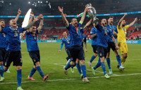 [ẢNH] Tuyển Italia phấn khích mang cúp vô địch về Rome