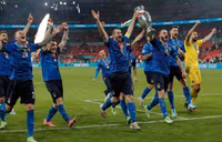 [ẢNH] Tuyển Italia phấn khích mang cúp vô địch về Rome