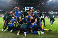 [ẢNH] Tuyển Italia phấn khích mang cúp vô địch về Rome