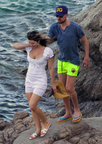 [ẢNH] Nhà vô địch EURO nghỉ xả hơi bên nữ ca sĩ sexy