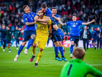 [ẢNH] Tuyển Italia phấn khích mang cúp vô địch về Rome