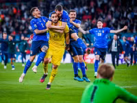 [ẢNH] Tuyển Italia phấn khích mang cúp vô địch về Rome