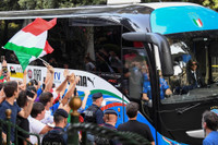 [ẢNH] Tuyển Italia phấn khích mang cúp vô địch về Rome