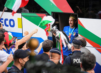 [ẢNH] Tuyển Italia phấn khích mang cúp vô địch về Rome