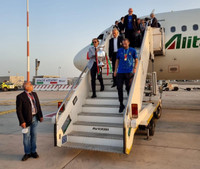 [ẢNH] Tuyển Italia phấn khích mang cúp vô địch về Rome