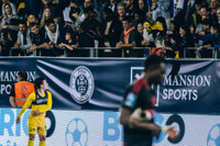 Quang Hải hành động đẹp với bạn gái trên khán đài