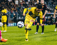 Quang Hải hành động đẹp với bạn gái trên khán đài