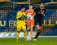 Quang Hải hành động đẹp với bạn gái trên khán đài