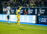 Quang Hải hành động đẹp với bạn gái trên khán đài