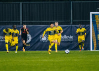 Quang Hải hành động đẹp với bạn gái trên khán đài