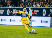 Quang Hải hành động đẹp với bạn gái trên khán đài